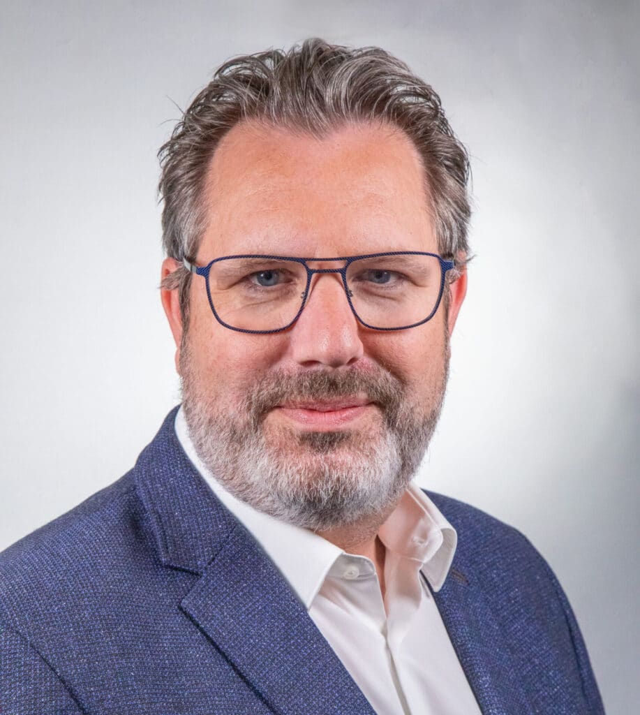 Portrait de Gabriel Streiff, Directeur Général France Sud & PNO et Directeur de la Transformation du Groupe ENSIO, veste bleue sur fond gris clair