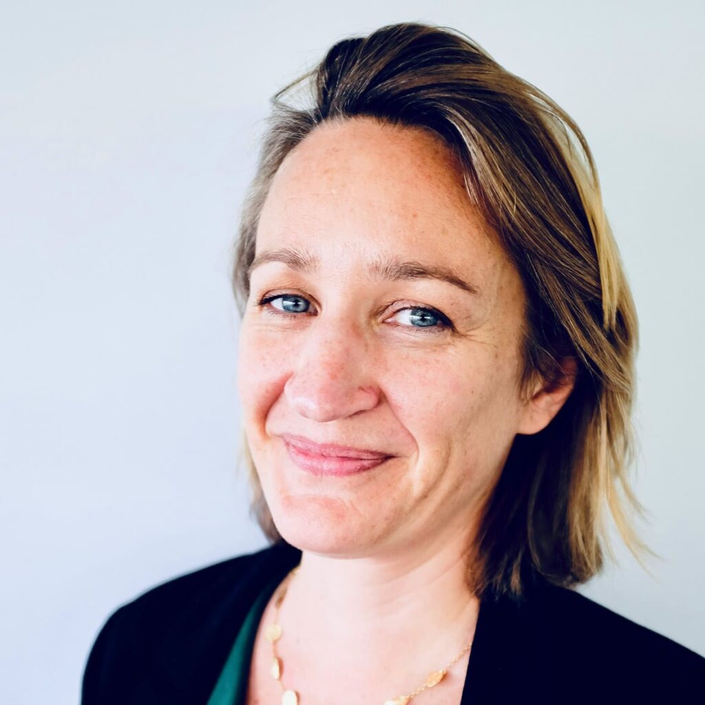 Portrait de Laure Tiret, Groupe ENSIO, veste noire sur fond gris clair